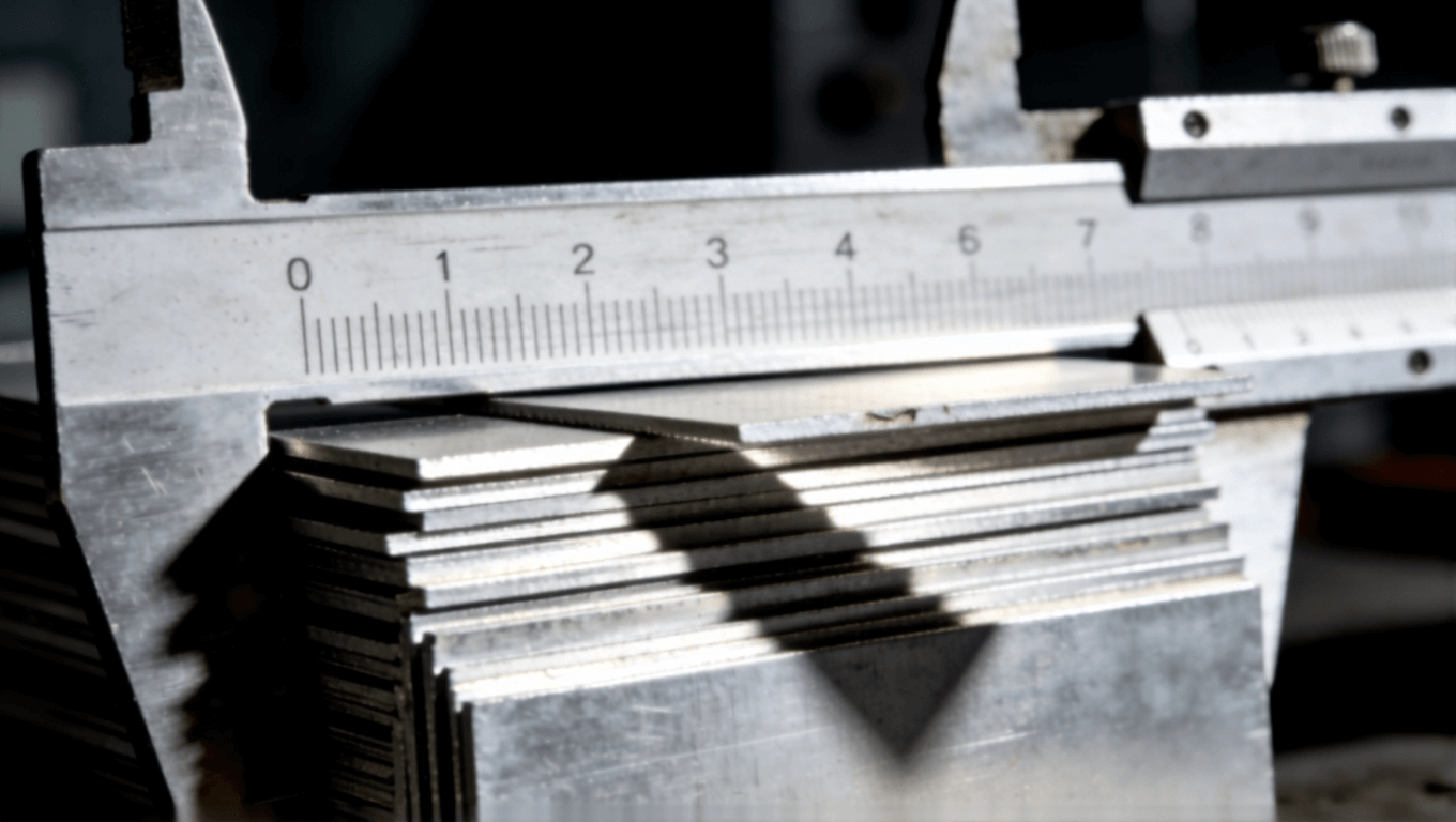 微距攝影展示鋁基板厚度公差，卡尺測量下參差交錯，側(cè)光凸顯縫隙與陰影