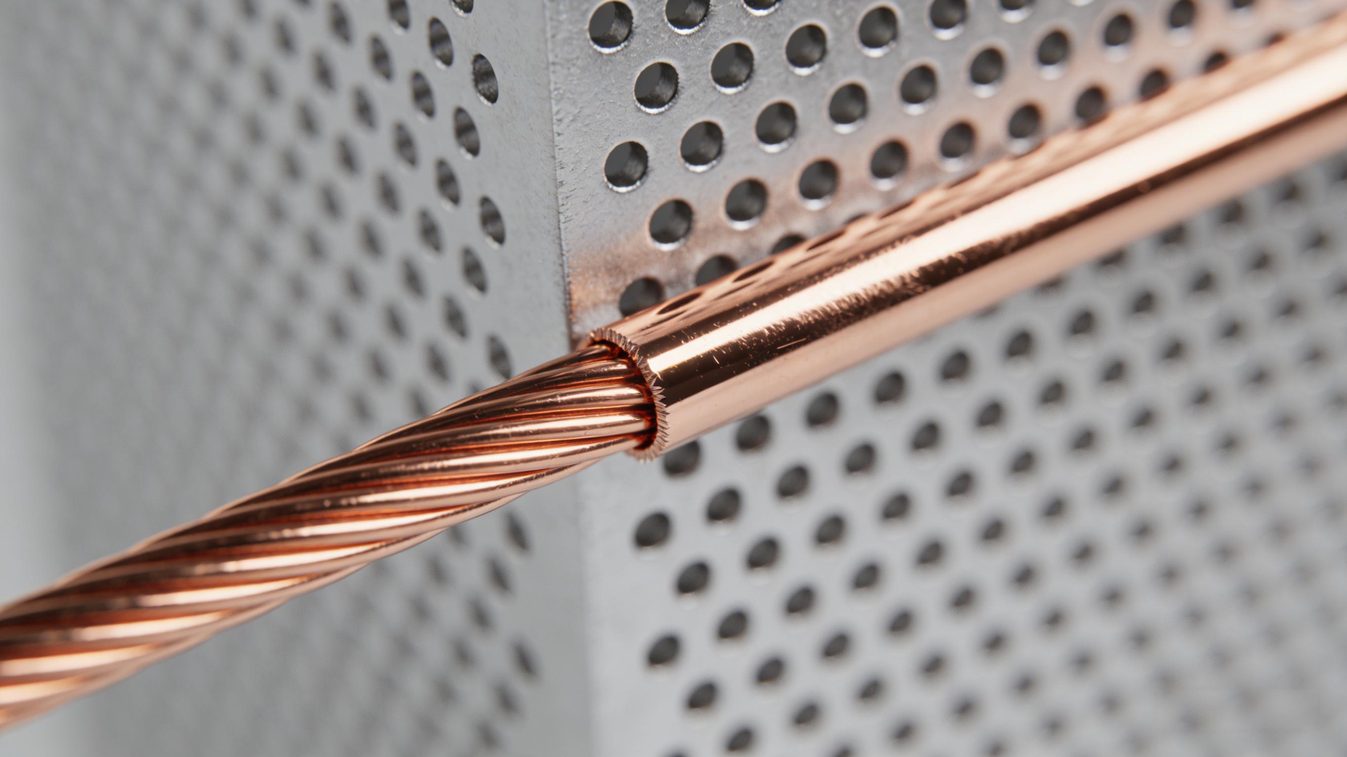 PCB蝕刻與微孔壁工藝細節(jié)視圖，光滑銅線邊緣與孔壁表面，展現(xiàn)工藝精度控制